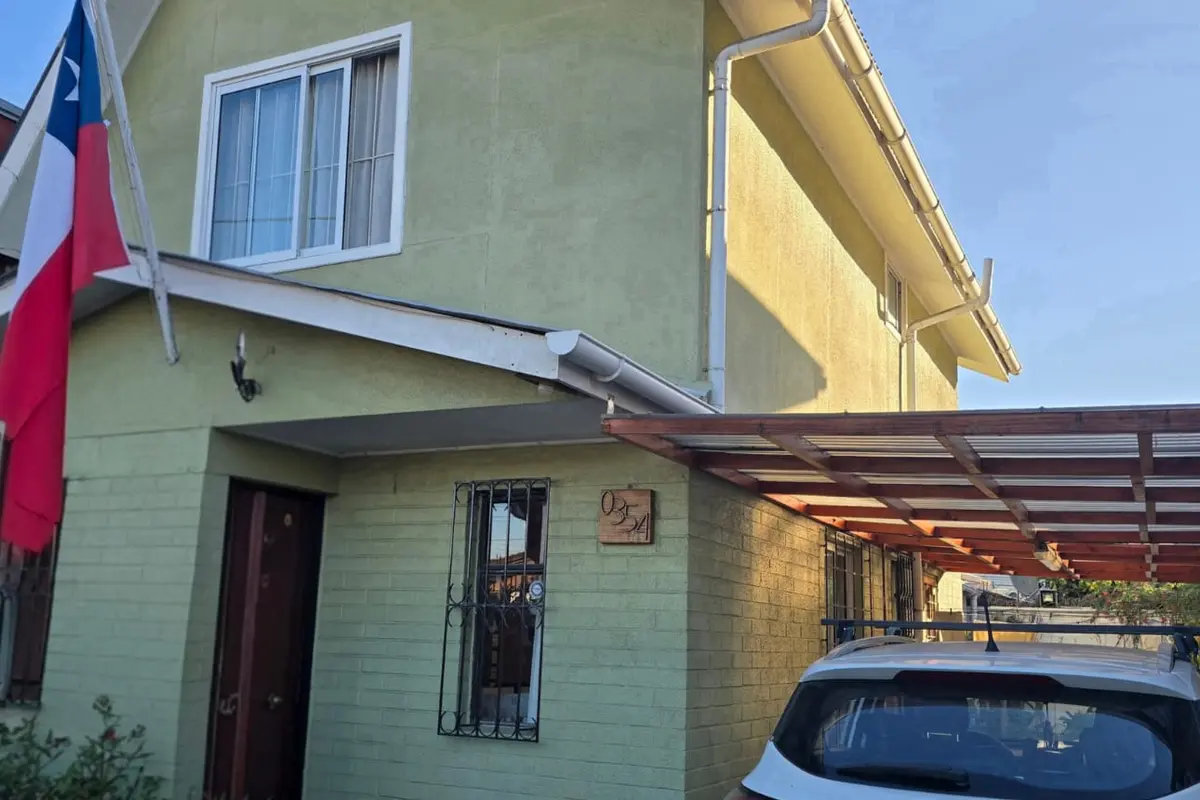 Comoda Y Amplia Casa En Pasaje Seguro. - Imagen 1